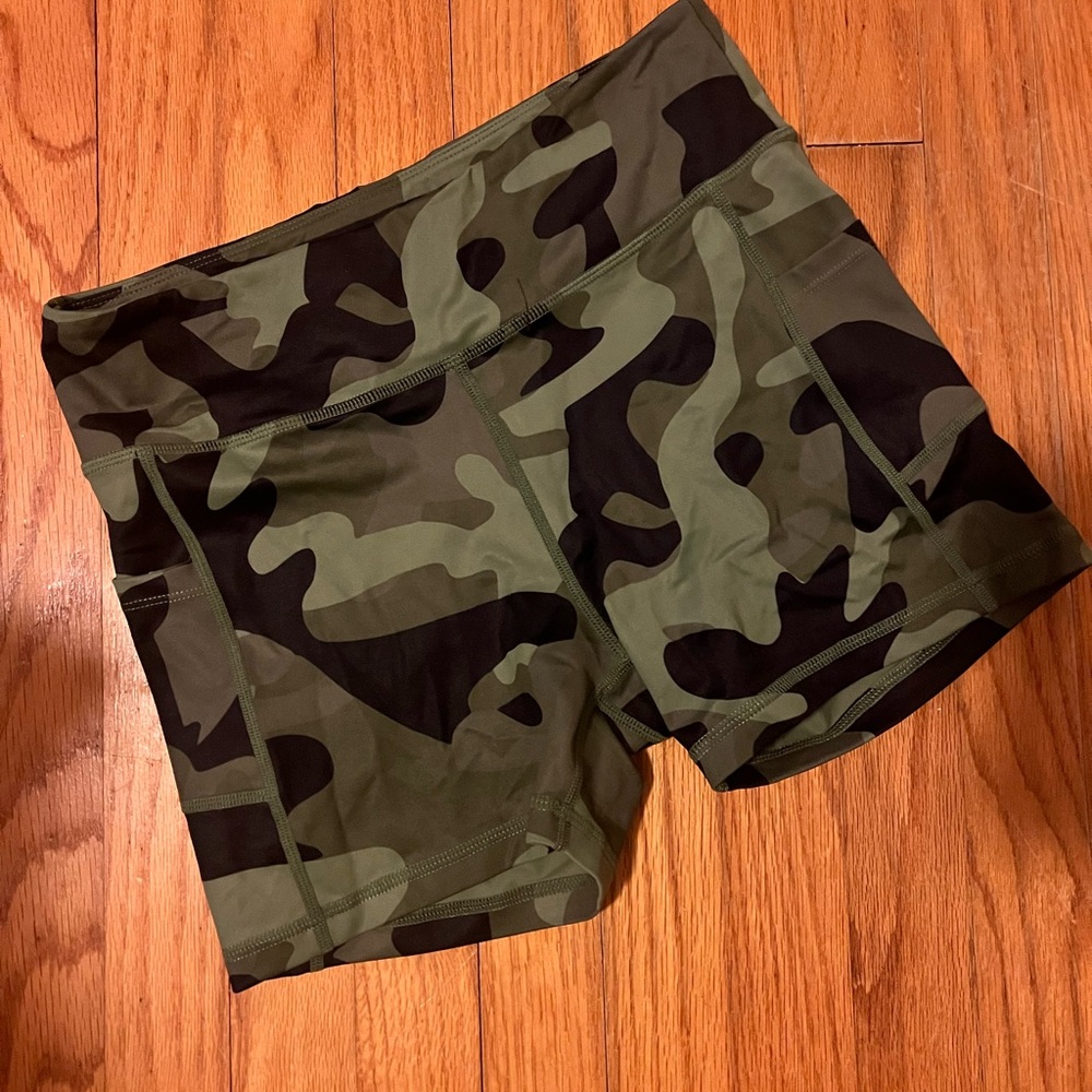 ZYIA camo light n tight hustle shorts